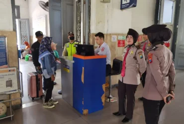 Patroli keamanan Polwan Polresta Sidoarjo.