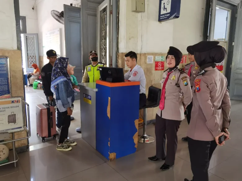 Patroli keamanan Polwan Polresta Sidoarjo.