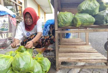 Penjual arang di Pasar Sumedang, Kecamatan Kepanjen, Kabupaten Malang mulai menjamur menjelang pergantian tahun (blok-a.com/ Putu Ayu Pratama S)