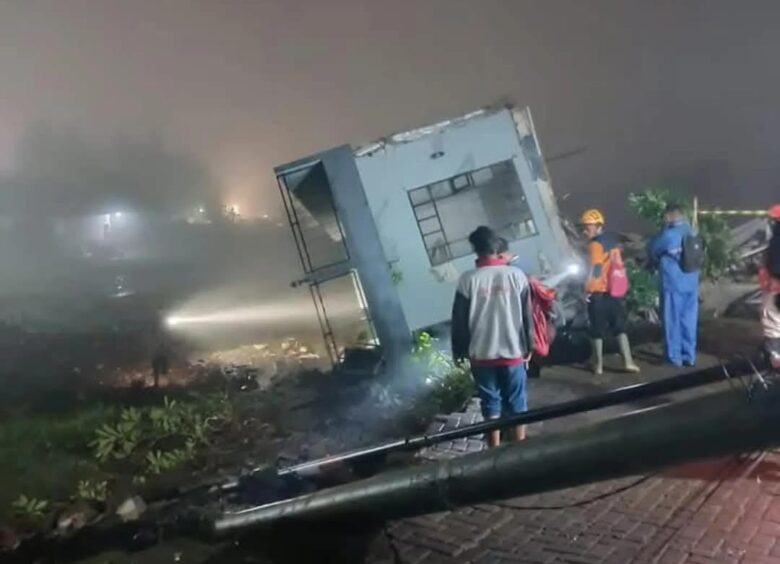 Villa di Kota Batu Ambruk, Korban Dilarikan ke Rumah Sakit