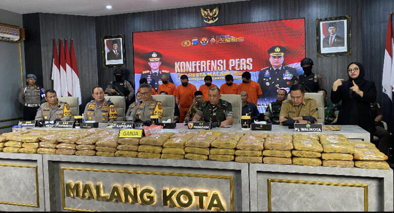 Suasana rilis ungkap kasus narkoba jaringan antar pulau di Mapolresta Malang Kota, Selasa (3/12/2024) (Muhammad Berril Labiq/blok-a)