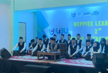 Rektor UIBU, Dr Nurcholis Sunuyeko atau Sam Rektor saat memberikan sambutan di acara Samba di hadapan ribuan mahasiswa baru UIBU, Rabu (4/12/2024) malam (blok-a/Bob Bimantara Leander)