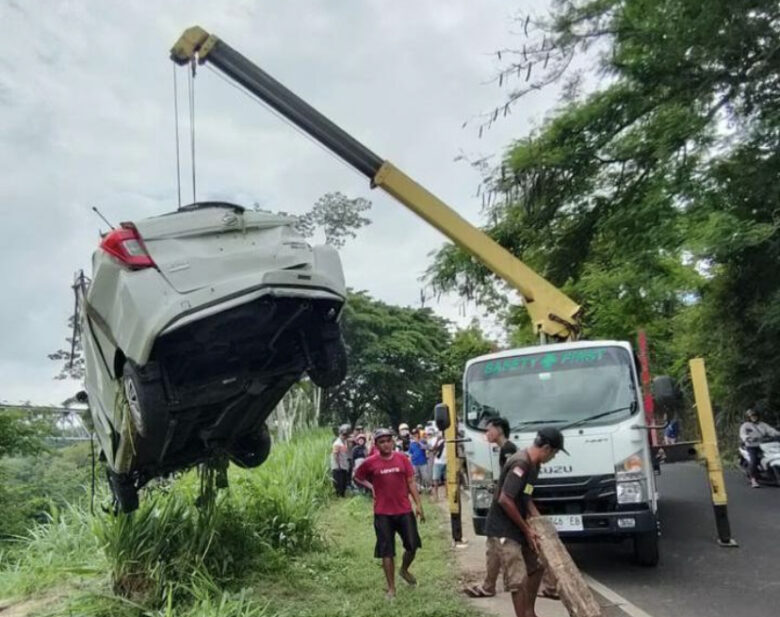 Kantuk Bawa Ragil Patah Tulang Hingga Mobil Rusak Masuk Jurang di Malang