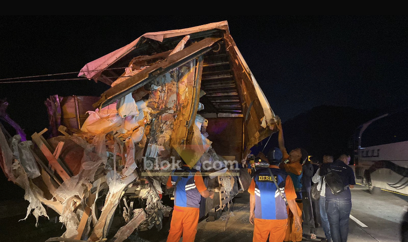 Kondisi Bus Pariwisata dan Truk Pasca Kecelakaan Maut di Tol Malang-Pandaan, Senin (23/12/2024). (blok-a.com/Putu Ayu Pratama S)