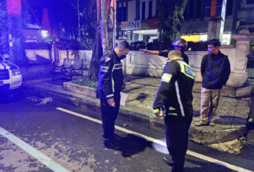 Mahasiswa Perguruan Tinggi Swasta (PTS) Kota Malang dikabarkan tewas usai kecelakaan. Sepeda motor yang dikendarainya menabrak pohon, Selasa (31/12/2024).
