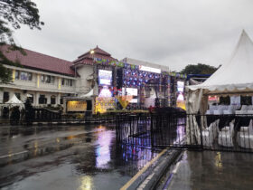 Kondisi cuaca, Kota Malang diguyur hujan ringan di lokasi Pesta Rakyat menyambut malam pergantian tahun (blok-a.com / Yogga Ardiawan)