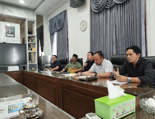 Wakil Ketua Komisi C DPRD Kota Malang, Dito Arief Nurakhmadi saat memaparkan beberapa catatan evaluasi tahun 2024 (blok-a.com / Yogga Ardiawan)