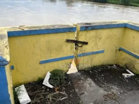Kondisi jembatan Pageruyung Mojokerto yang ditutup sementara.(blok-a.com/Syahrul Wijaya)