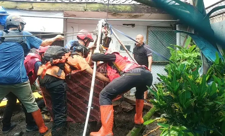 Proses evakuasi kakek yang tewas tertimbun tanah urukan bekas sumur di Kelurahan Lowokwaru, Kecamatan Lowokwaru, Kota Malang.(blok-a.com/Andik Agus)