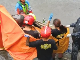 Evakuasi mayat tanpa identitas di aliran Sungai Brantas, Jalan Bougenvile Bawah, Kelurahan Jatimulyo, Kecamatan Lowokwaru, Kota Malang, Sabtu (14/12/2024) siang.