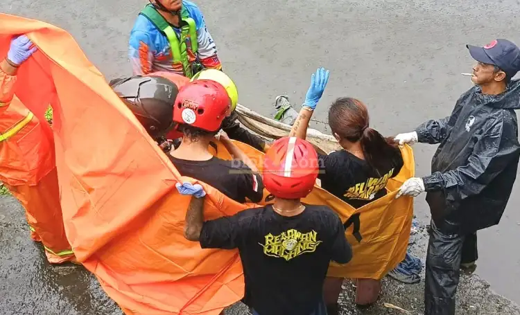Evakuasi mayat tanpa identitas di aliran Sungai Brantas, Jalan Bougenvile Bawah, Kelurahan Jatimulyo, Kecamatan Lowokwaru, Kota Malang, Sabtu (14/12/2024) siang.