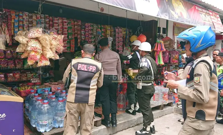 Razia gabungan berantas rokok ilegal di wilayah kota Mojokerto.(Blok-a.com/Syahrul Wijaya)
