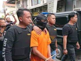 Tersangka saat di Mapolres Mojokerto Kota.(blok-a.com/Syahrul Wijaya)