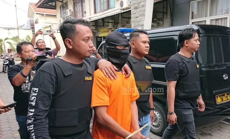 Tersangka saat di Mapolres Mojokerto Kota.(blok-a.com/Syahrul Wijaya)