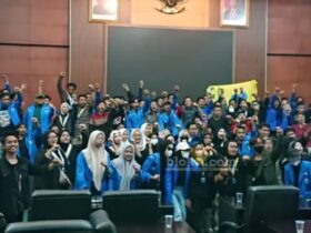 Ratusan aktivis mahasiswa Jombang unjuk rasa di gedung DPRD Jombang disambut ketua DPRD Jombang Hadi Atmaji.(blok-a.com/Syahrul Wijaya)