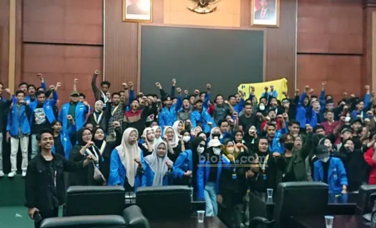 Ratusan aktivis mahasiswa Jombang unjuk rasa di gedung DPRD Jombang disambut ketua DPRD Jombang Hadi Atmaji.(blok-a.com/Syahrul Wijaya)