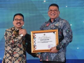 Wakil Bupati Malang, Didik Gatot Subroto terima penghargaan dari Pemprov Jatim (dok. Prokopim Kabupaten Malang)