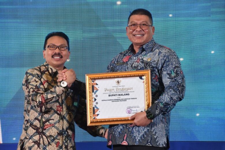 Wakil Bupati Malang, Didik Gatot Subroto terima penghargaan dari Pemprov Jatim (dok. Prokopim Kabupaten Malang)