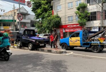 Kala Kurang Konsentrasi Bikin Pikap Oleng Serempet Becak-Tabrak Tiang di Malang