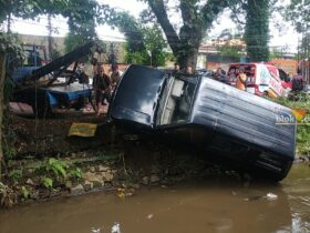 Mobil Isuzu Panther dievakuasi dengan dua mobil derek dari sungai depan SMA Negeri 6 Malang, Senin (16/12/2024) (blok-a/Andik Agus)