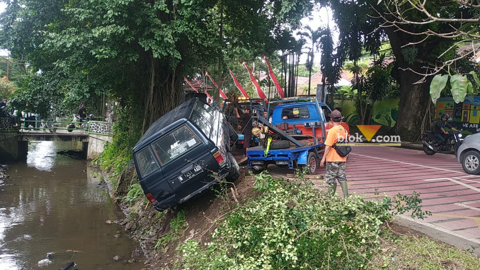 Mobil Bersama Guru MI Bululawang Tercebur ke Sungai Depan SMA Negeri 6 Malang