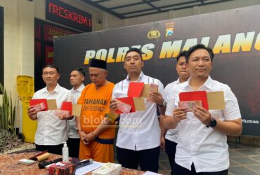 Satreskrim Polres Malang amankan tersangka Kades Pagak, Kecamatan Pagak Kabupaten Malang, Mu’asan atas kasus penggelapan dan penipuan (blok-a.com/ Putu Ayu Pratama S)