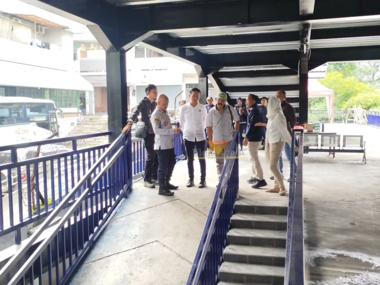 Anggota Komisi C DPRD Kota Malang, bersama Kadishub dan Kabid Parkir saat melihat kondisi lokasi parkir vertikal di Jalan Majapahit atau eks DLH Kota Malang (blok-a.com / Yogga Ardiawan)