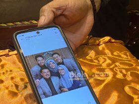 Begini Sosok Pedagang Bakso Jadi Donatur Perbaikan Jalan Rusak di Ngajum Malang Kabupaten Malang, blok-a.com - Fery Suwandi, sosok pria dermanwan yang ramai diperbincangkan di media sosial (medsos) usai menyumbangkan riskinya untuk perbaikan jalan desa di Dusun Segelan Sidomulyo, Desa Balesari, Kecamatan Ngajum, ini adalah seorang juragan bakso. Pria kelahiran Malang ini sukses berdagang bakso di Batam. Menjajakan bakso dengan menggunakan gerobak dorong, ia mulai merintis bisnisnya sejak 1991. Kini, ia sukses memiliki 8 cabang Bakso Gunung di Kepulauan Riau. Kakak pertama Fery, Sutris menceritakan, alasan adik kandungnya bersikap dermawan dan rela merogoh kocek pribadinya sebanyak Rp1,7 miliar ini karena pesan kedua orang tuanya. “Sikapnya yang begitu baik itu, mungkin salah satunya karena bapak saya dulu pernah berpesan, kalau suatu saat jika Fery punya tegalan diambil untuk jalan yang ikhlas. Memang itu pesan orang tua saya ke Fery,” ujar Sutris ditemui di kediamannya, Senin (30/12/2024). Fery juga dikenal dengan orang yang peduli dengan warga sekitar. Selain memperbaiki jalan rusak, ia juga memperbaiki sejumlah fasilitas umum di lokasi tempat tinggalnya, seperti masjid, lembaga pendidikan agama dan lapangan sepak bola. “Alhamdulillah dengan sifatnya itu, semua urusannya dimudahkan. Usahanya dilancarkan, anak-anaknya juga sukses,” bebernya. Hal yang sama juga diungkapkan oleh warga sekitar, Sukir. Menurut Sukri, Fery merupakan sosok yang peduli dengan tetangga sekitar. Tidak hanya dalam hal perbaikan fasilitas umum seperti pembangunan jalan desa, bapak tiga anak itu juga sering memperdayakan tetangga di kampung halaman dalam urusan pekerjaan. “Warga sini yang bekerja sama Pak Fery banyak, jadi ikut merantau ke Batam, termasuk saya. Dulu saya pernah ikut merantau kerja sama Pak Fery bertahun-tahun awal usaha bakso,” ungkap Sukri. Sosok Fery juga dikenal rendah hati, low profile dan tidak sombong. Dalam bekerja, apalagi di dunia perdagangan, Fery cukup teliti dan jujur. “Kebetulan beliau sering pulang ke Malang, kalau pulang juga sering bantu-bantu di pekerjaan jalan. Kerja bakti juga ikut, kalau orang gak tau Pak Fery pasti tidak menyangka kalau beliau seperti itu, memang sederhana orangnya,” tambahnya. Seperti diberitakan sebelumnya, Fery merupakan donatur yang juga warga setempat yang berhasil perbaikan jalan desa di Dusun Segelan Sidomulyo, Desa Balesari, Kecamatan Ngajum, Kabupaten Malang, dengan dana pribadi. Sebesar kurang lebih Rp1,7 miliar dana pribadi digelontorkan dibantuan dengan tenaga warga setempat secara sukarela untuk memperbaiki jalan rabat beton sepanjang 1,5 kilometer. (ptu)