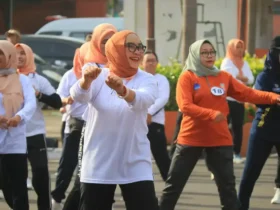Senam pagi bersama seluruh ASN di halaman Pemkab Mojokerto.(blok-a.com/Syahrul Wijaya)