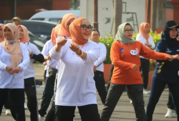 Senam pagi bersama seluruh ASN di halaman Pemkab Mojokerto.(blok-a.com/Syahrul Wijaya)