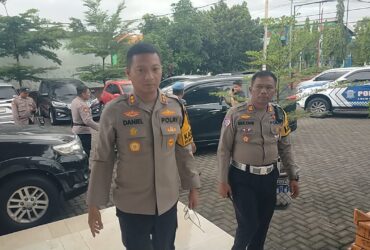 Teks: Kapolres saat berkunjung ke kantor kecamatan Jetis.(blok-a.com/Syahrul Wijaya)