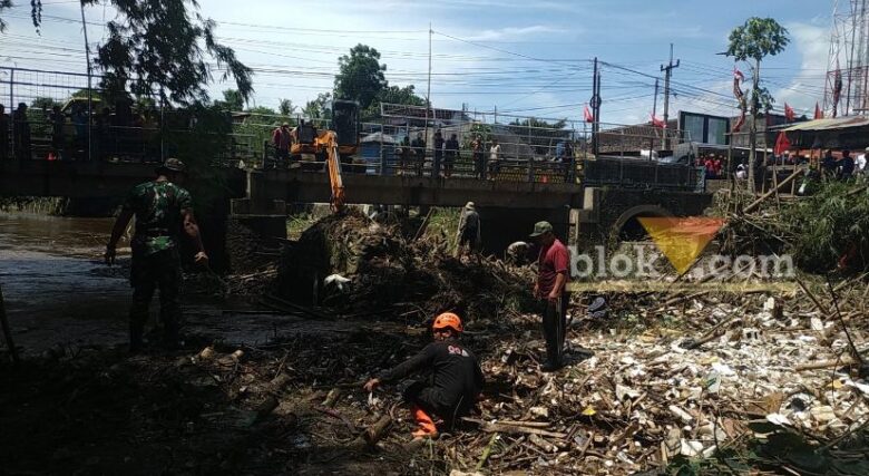 Pemkot Malang Lakukan Pembersihan Pasca Banjir di Kelurahan Lesanpuro