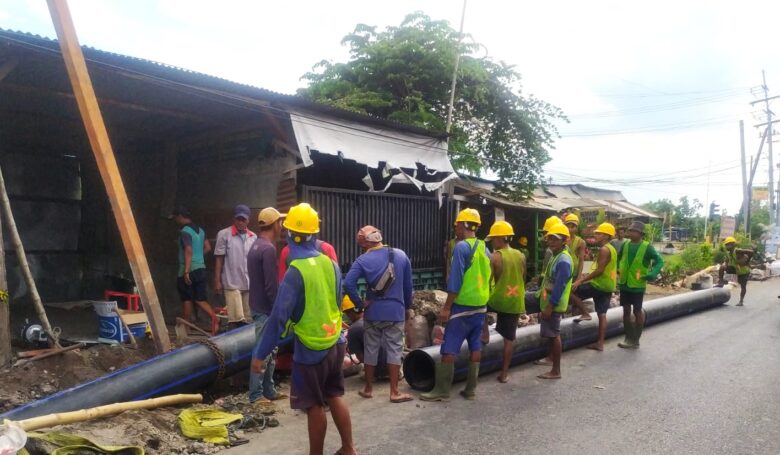 Teks foto : Pemasangan pipa proyek perluasan jaringan distribusi utama (JDU) Perum Delta Tirta Sidoarjo