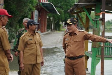 Plt Bupati Sidoarjo, Subandi, saat sidak ke daerah terdampak banjir di Desa Temu, Kecamatan Prambon.