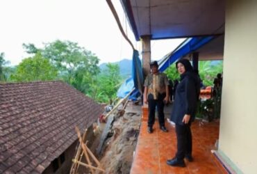Bupati Ipuk kunjungi dan berikan paket sembako warga terdampak banjir dan tanah longsor di Kecamatan Pesanggaran, Selasa (17/12/2024).(Istimewa)
