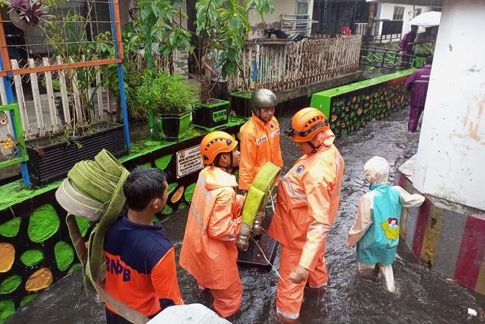 Penanganan banjir di Kota Malang, Jumat (6/12/2024).(dok. BPBD Kota Malang)