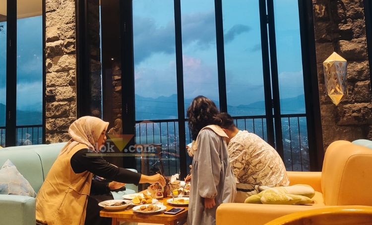 Suasana di Awang-Awang Sky Lounge The Batu Hotel & Villa’s.(blok-a.com/lionita)