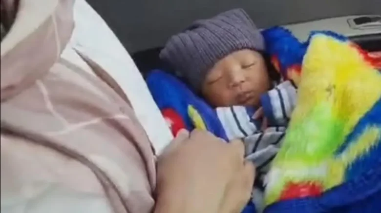 Bayi yang ditemukan warga di depan klinik dr. Mengku Harjanto, Ngantang (Andik Agus/Blok-a.com)