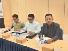 Kuasa Hukum tersangka IH Ribut Baidi bersama kuasa hukum lainnya saat membahas pengawalan kliennya yang diduga ngirim rokok illegal dari Pamekasan ke Banyuwangi.