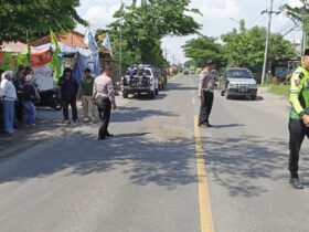 Petugas Unit Laka Satlantas Polres Gresik melakukan olah TKP di Jalan Raya Desa Bringkang, Kecamatan Menganti, Kabupaten Gresik.(istimewa)