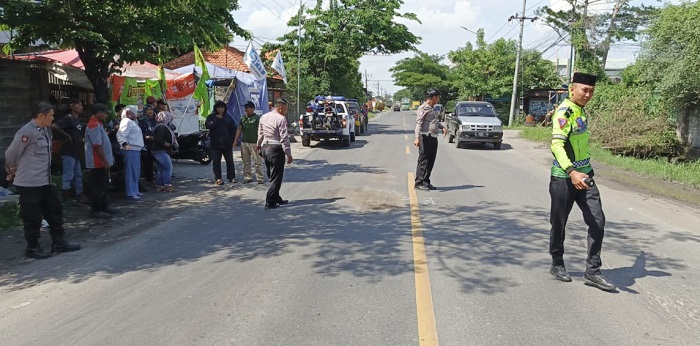 Petugas Unit Laka Satlantas Polres Gresik melakukan olah TKP di Jalan Raya Desa Bringkang, Kecamatan Menganti, Kabupaten Gresik.(istimewa)
