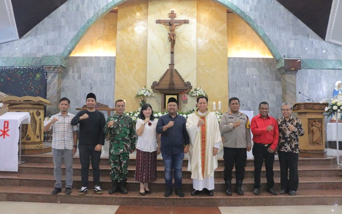 Bupati Gresik Fandi Akhmad Yani bersama Forkopimda Gresik kunjungi ke sejumlah gereja pada malam misa natal.(Istimewa)