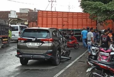 Proses evakuasi kendaraan yang terlibat kecelakaan di Desa Ngranggon, Bangsal.(blok-a.com/Syahrul Wijaya)