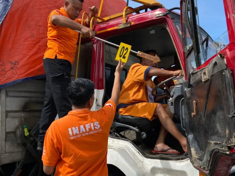 Pra rekonstruksi sopir truk yang terlibat kecelakaan Tol Pandaan - Malang (blok-a.com / Putu Ayu Pratama S)