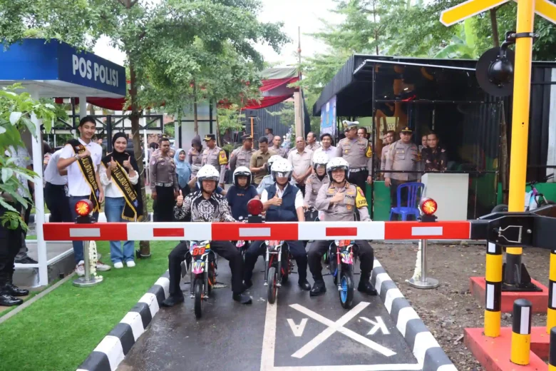 FOTO : Kapolres Blitar AKBP Wiwit Adisatria meresmikan dan langsung mencoba wahana Taman Lalu Lintas di Warung Bambu Barokah (WBB) Gandusari Blitar. (Foto : blok-a.com/Fajar)