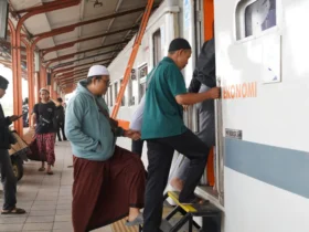 FOTO : Kereta api (KA) Kahuripan salah satu KA keberangkatan dari Daop 7 Madiun dengan relasi Blitar- Kiaracondong. (Foto : blok-a.com/Fajar)