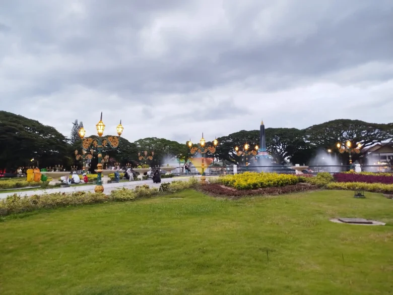 Alun-alun Tugu Kota Malang yang terletak di seberang Balai Kota Malang (blok-a.com / Yogga Ardiawan)