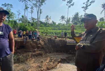 Bupati Malang, Sanusi tinjau jembatan putus akibat bencana banjir di Desa Arjosari, Kecamatan Kalipare, Kabupaten Malang (blok-a.com/ Putu Ayu Pratama S)