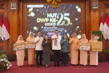 Pj wali kota Mojokerto Moh. Ali Kuncoro dalam peringatan HUT dharma wanita persatuan.(blok-a.com/Syahrul Wijaya)
