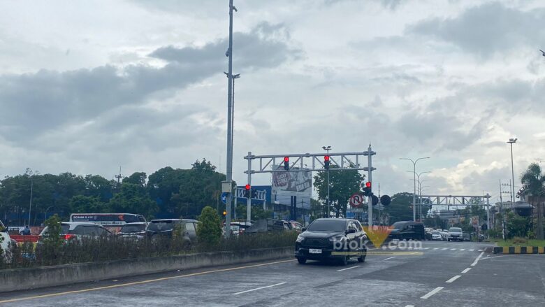Pantauan lalu lintas di Gerbang Tol Karanglo, Kabupaten Malang terjadi kepadatan saat menjelang pergantian malam tahun baru 2024-2025 (blok-a.com/ Putu Ayu Pratama S)